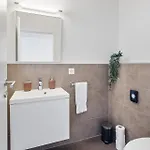 Casa Milla-zentrales, Modernes Loft In -am Fluss Mit Balkon, Parkplatz Und Grosser Kueche Appartamento *