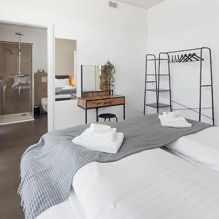 Casa Milla-zentrales, Modernes Loft In -am Fluss Mit Balkon, Parkplatz Und Grosser Kueche *