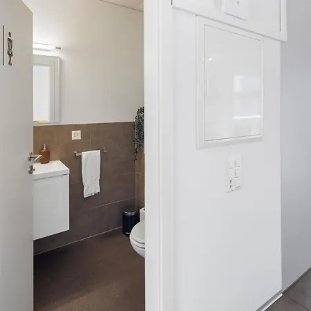 Casa Milla-zentrales, Modernes Loft In -am Fluss Mit Balkon, Parkplatz Und Grosser Kueche لانغينتال