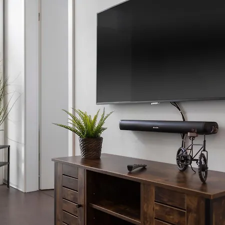 Casa Milla-zentrales, Modernes Loft In -am Fluss Mit Balkon, Parkplatz Und Grosser Kueche Daire