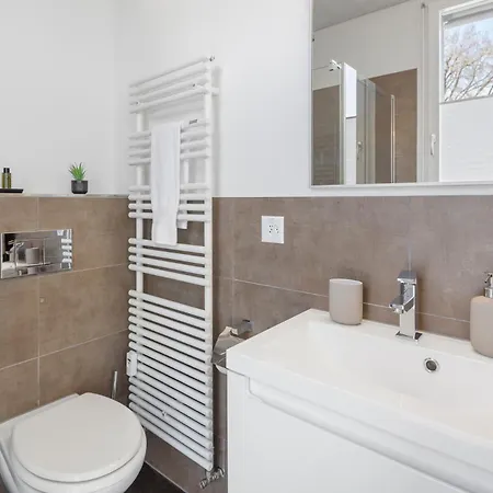 Casa Milla-zentrales, Modernes Loft In -am Fluss Mit Balkon, Parkplatz Und Grosser Kueche