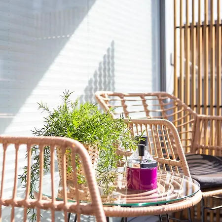 Casa Milla-zentrales, Modernes Loft In -am Fluss Mit Balkon, Parkplatz Und Grosser Kueche *