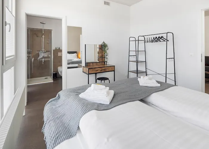 Casa Milla-zentrales, Modernes Loft In -am Fluss Mit Balkon, Parkplatz Und Grosser Kueche *