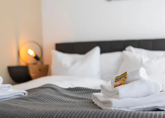 Casa Milla-zentrales, Modernes Loft In -am Fluss Mit Balkon, Parkplatz Und Grosser Kueche דירה *