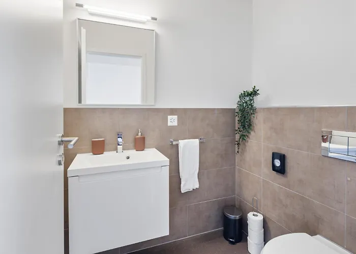 Casa Milla-zentrales, Modernes Loft In -am Fluss Mit Balkon, Parkplatz Und Grosser Kueche דירה *