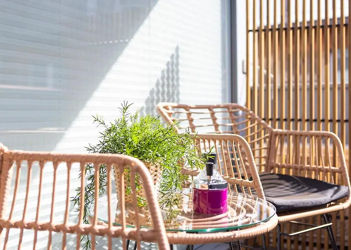 Casa Milla-zentrales, Modernes Loft In -am Fluss Mit Balkon, Parkplatz Und Grosser Kueche *