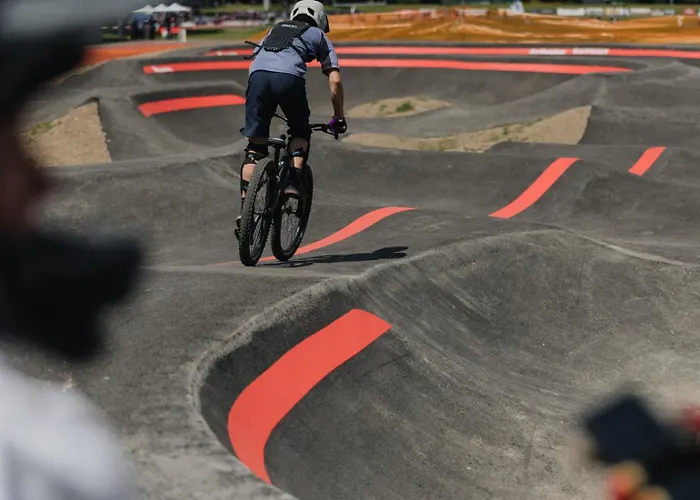 Casa Milla-zentrales, Modernes Loft In -am Fluss Mit Balkon, Parkplatz Und Grosser Kueche דירה *